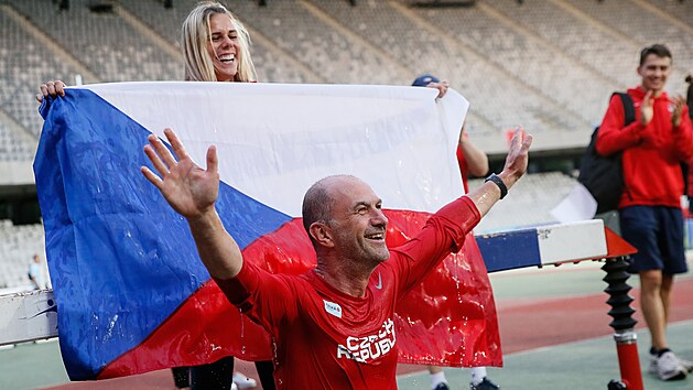 ftrenr esk vpravy Pavel Sluka oslavil vtzstv nrodnho tmu v prvn lize ME drustev v Klui koupel pmo na stadionu.