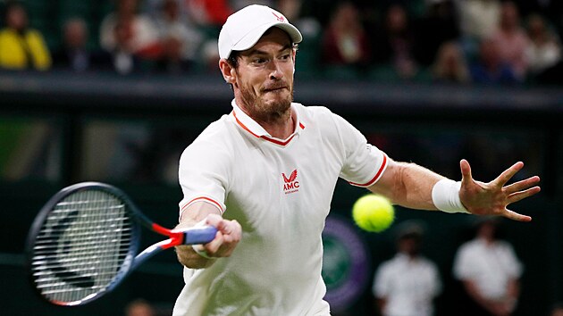 Brit Andy Murray se sousted na forhend v prvnm kole Wimbledonu.