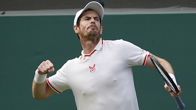 Brit Andy Murray se hecuje v prvnm kole Wimbledonu.