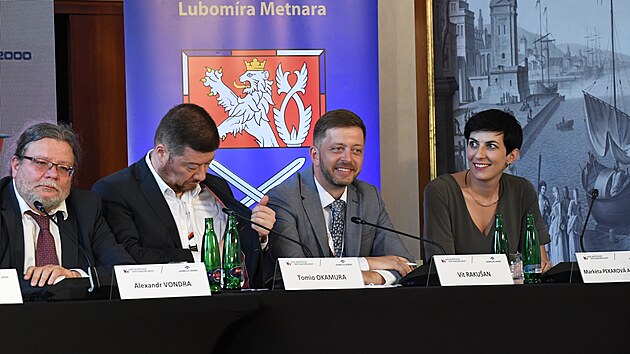 Alexandr Vondra (ODS), Tomio Okamura (SPD), Vít Rakušan (STAN) a Markéta Pekarová Adamová (TOP09) na národní konferenci Naše bezpečnost není samozřejmost v Míčovně Pražského hradu