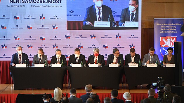 Představitelé všech parlamentních stran na národní konferenci Naše bezpečnost není samozřejmost v Míčovně Pražského hradu