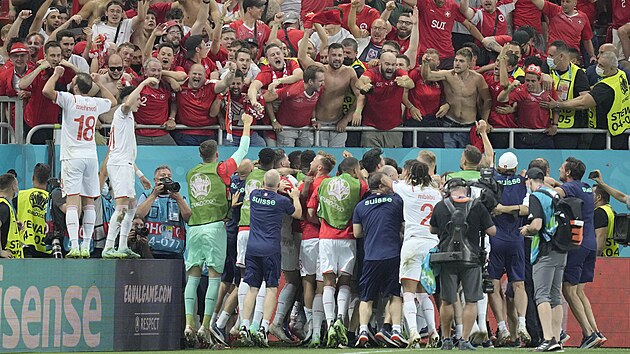 vcart fotbalist slav senzan postup do tvrtfinle mistrovstv Evropy s fanouky na stadionu v Bukureti.