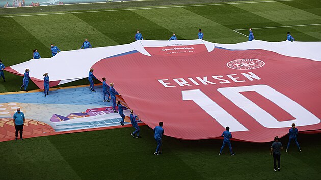 Ped utknm mezi Walesem a Dnskem rozvinuli poadatel na amsterdamskm stadionu ob dres Christiana Eriksena.