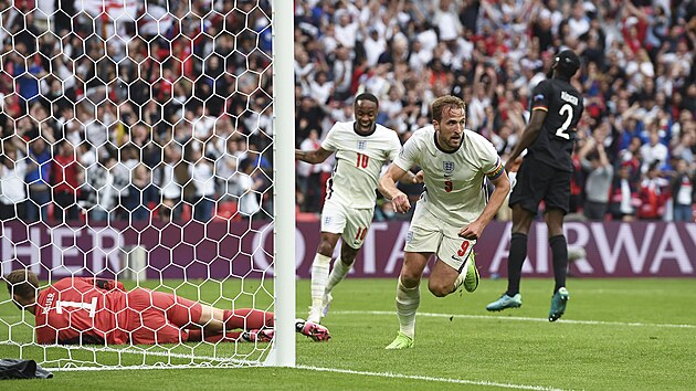 Anglick kapitn Harry Kane se raduje z glu proti Nmecku.