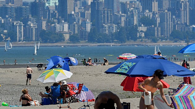 Kanadu a severozápad USA zasáhla vlna veder. Pláže ve Vancouveru zaplnili lidé. (27. června 2021) 