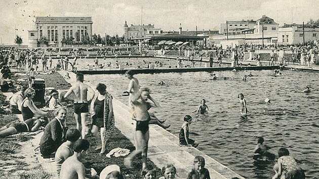 Fotografie z konce 30. let 20. stolet dokazuje oblbenost venkovn plovrny na Sokolskm ostrov.