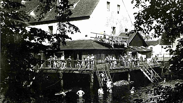 Ke koupn slouil tak bval itn mln v centru Budjovic, kter vak v roce 1929 i s plovrnou vyhoel.