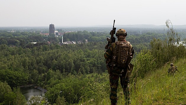 Belgičtí vojáci pátrají po těžce ozbrojeném krajně pravicovém extrémistovi. (4. června 2021)