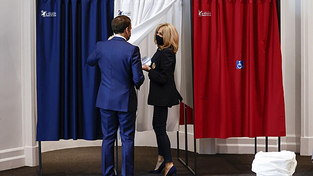 Francouzský prezident Emmanuel Macron hlasuje v regionálních volbách. (20. června 2021)