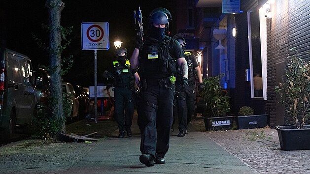Police zasahuje na místě střelby před šiša barem v berlínské čtvrti Wedding. (21.června 2021)