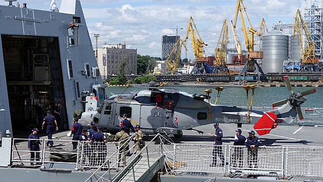 Britský torpédoborec Defender zakotvil v ukrajinské Oděse. (18. června 2021)