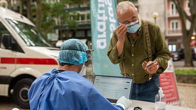 Portugalec se nechává testovat na koronavirus. Lisabon kvli variant delta el...