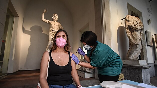 V Palermu očkovali mezi starobylými sochami místního muzea. (24. června 2021)