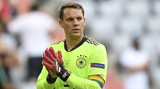 Nmeck brank Manuel Neuer s duhovou kapitnskou pskou na podporu LGBT+ komunity.