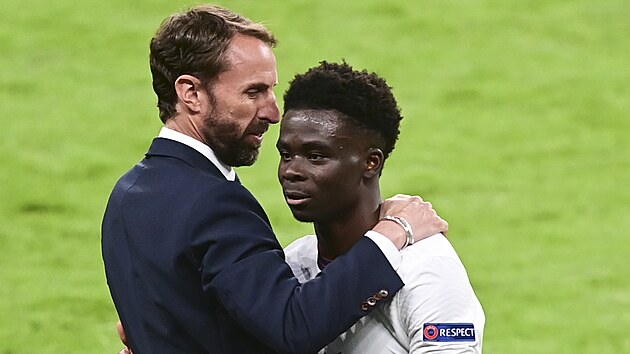 Anglick fotbalsita Bukayo Saka a trenr Gareth Southgate bhem utkn mistrovstv Evropy s eskem.