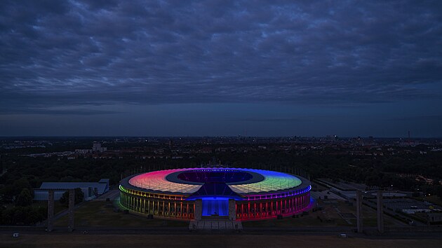 Solidarita s Mnichovem. Do barev duhy na podporu LGBT+ komunity se rozzil i stadion v Berln.