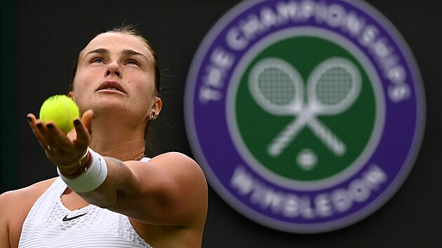 Aryna Sabalenková z Běloruska servíruje během prvního kola Wimbledonu.
