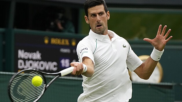 Novak Djokovi returnuje v zpase prvnho kola Wimbledonu.