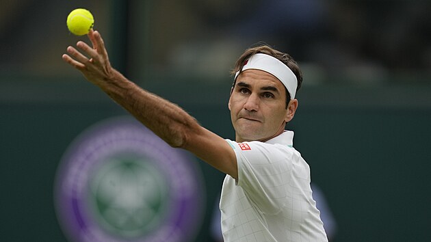 Roger Federer servruje v zpase prvnho kola Wimbledonu.