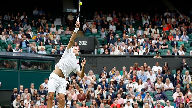 Roger Federer během utkání prvního kola Wimbledonu