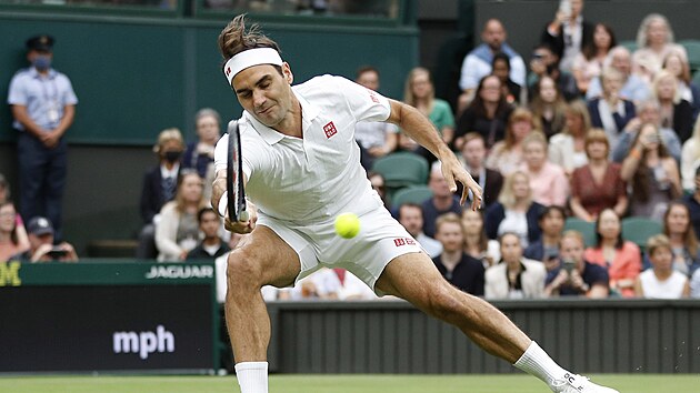 Roger Federer se natahuje po balonku v zpase prvnho kola.