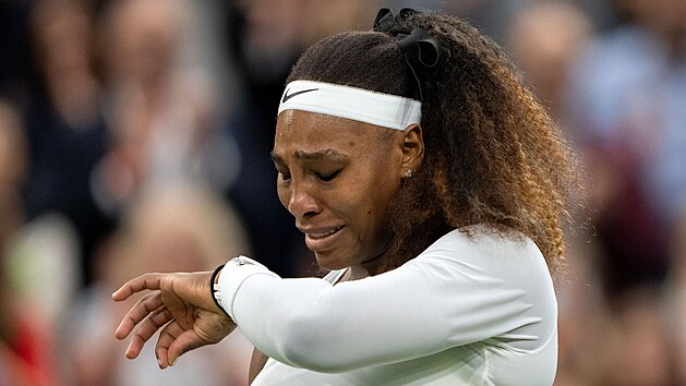 Amerianka Serena Williamsov se rozlouila s Wimbledonem v slzch, kvli zrann musela zpas prvnho kola vzdt.