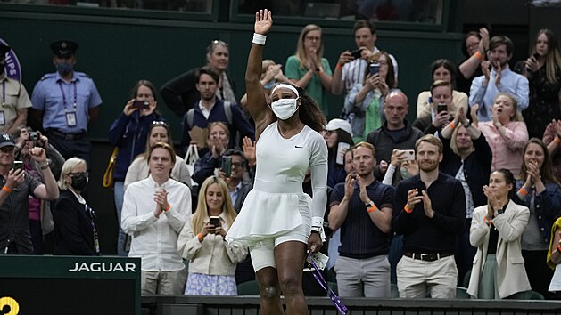 Serena Williamsov se lou s fanouky, svj zpas v prvnm kole Wimbledonu...