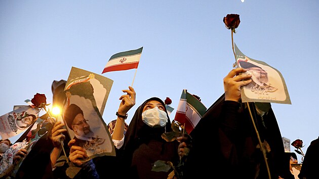 Íránky oslavují volební vítězství prezidentského kandidáta Ebráhíma Raísího. (19. června 2021)