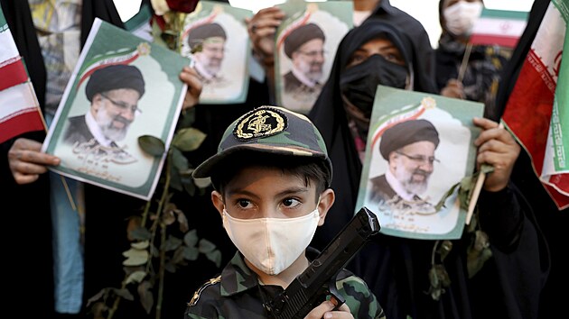 Íránci oslavují volební vítězství prezidentského kandidáta Ebráhíma Raísího. (19. června 2021)