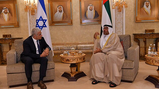 Izraelský ministr zahraničí Jair Lapid (vlevo) ve Spojených arabských emirátech otevřel velvyslanectví Izraele. Na snímku je s ním šéf diplomacie v Emirátech Ahmed Alí al-Sajeg. (29. června 2021)