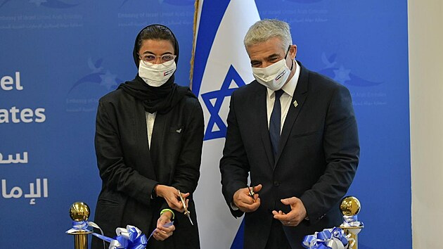 Izraelský ministr zahraničí Jair Lapid ve Spojených arabských emirátech otevřel velvyslanectví Izraele. Na snímku je s ním tamní ministryně kultury Núra al-Kábíová. (29. června 2021)
