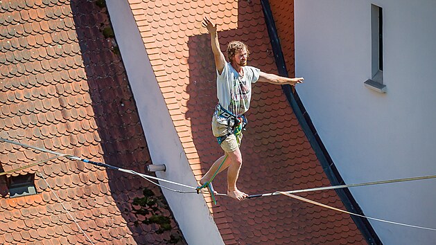 Tom Valenta peel v eskm Krumlov 250 metr dlouhou slacklajnu ze zmeck ve na vyhldku u ptho ndvo.