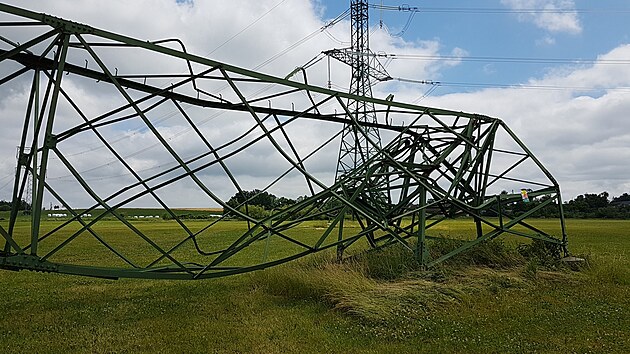 Jadern elektrrna Temeln v noci odstavila kvli nsledkm boue druh blok. V okol elektrrny spadly story.