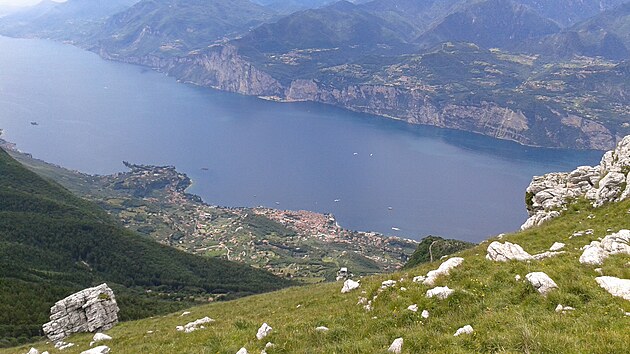Garda je největším z italských jezer, má rozlohu cca 370 kilometrů čtverečních a leží v nadmořské výšce 65 m. Jeho maximální hloubka je 346 m a uprostřed léta jeho teplota dosahuje průměrně 25 °C.
