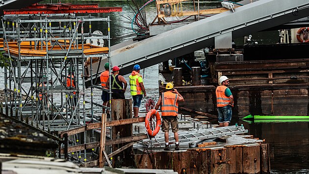 Pracovnci stavebn firmy Hochtief v Nymburce zaali osazovat stedovou st nov lvky pes Labe. (29. ervna 2021)