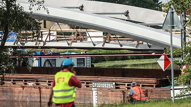 Pracovníci stavební firmy Hochtief v Nymburce začali osazovat středovou část nové lávky přes Labe. (29. června 2021)