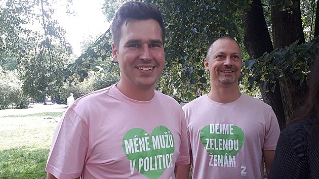 Zelení ve své volební kampani vsadili na kombinaci růžové a zelené barvy. Muži na sobě měli růžová trička s nápisy jako méně mužů v politice.