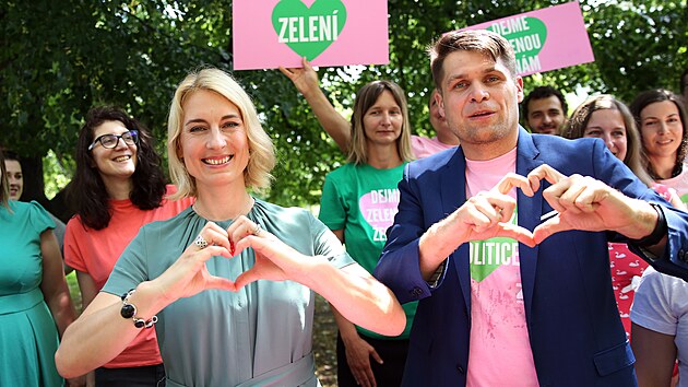 Magdalena Davis a Michal Berg, kteří vedou Zelené, při startu volební kampaně strany na pražské Kampě