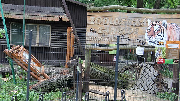 Hodonnsk zoo pila pi tvrten bouce o tm cel tulek i oplocen. klidov prce budou trvat nkolik dn, zahrada tedy zstv a do odvoln uzavena. Vechna zvata jsou v podku, psi z tulku byli pevezeni do bezpe. (25. 6. 2021)