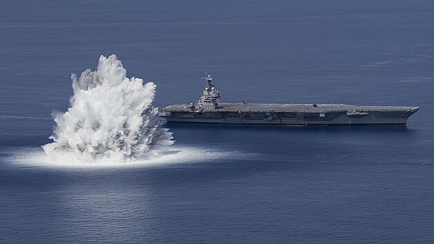 Americké námořnictvo zveřejnilo záběry ze zkušební exploze. Více než 18 100 kilogramů trhaviny vybuchlo nedaleko nejmodernější americké letadlové lodi USS Gerald Ford. (22. června 2021)
