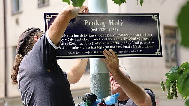 Obdobné tabulky s historickými texty již podle mluvčí Prahy 3 radnice umístila na 14 místech u příležitosti 600. výročí bitvy na Vítkově. (22. června 2021)