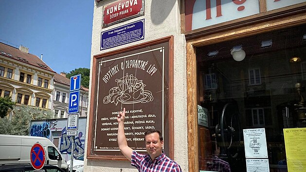 Pavel Křeček představuje na Praze 3 tabulku s informacemi o Ivanu Koněvovi. (22. června 2021)