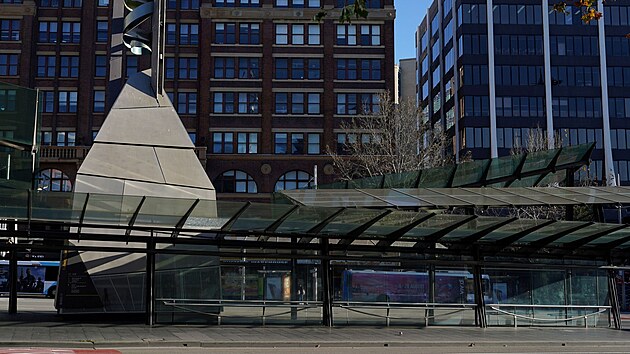 Oputn autobusov stanice v centru Sydney, kde od soboty plat dvoutdenn uzvra. (26. ervna 2021