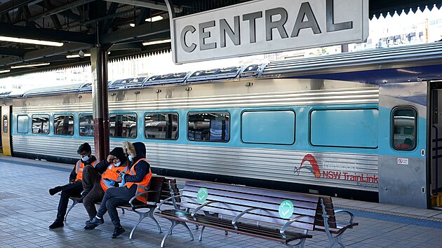 Pracovníci dopravy sedící na hlavním vlakovém nádraží, které má od soboty výluku, aby zabránilo šíření koronavirové mutace delta. (26, června 2021)