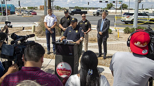 Představitelé města Albuquerque pořádají tiskovou konferenci, na které oznámili úmrtí pěti lidí v důsledku pádu horkovzdušného balónu. (27. června 2021)