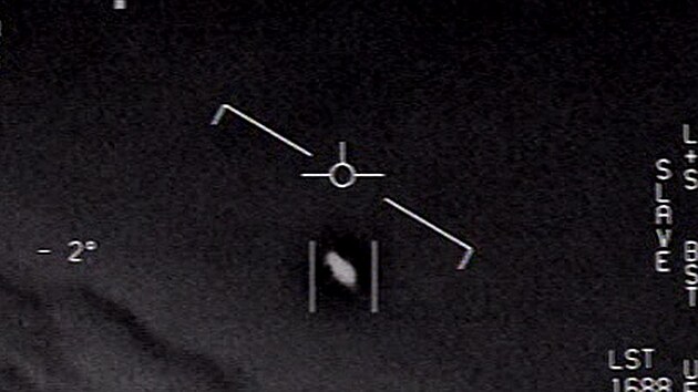 Snímky z videa zachycující UFO, které se Pentagon rozhodl zveřejnit. (29. dubna 2020)
