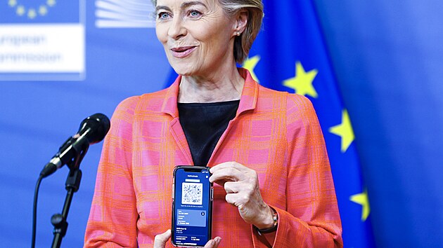 Pedsedkyn Evropsk komise Ursula von der Leyenov ukazuje evropsk digitln covid certifikt na tiskov konferenci v Bruselu. (16. ervna 2021)