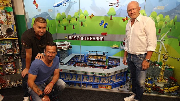 Horst Siegel, Jiří Novotný a Ivan Hašek odhalili v Muzeu lega Praha největší model fotbalového stadionu Sparta Praha postavený z více než 102 tisíc kostiček lega.