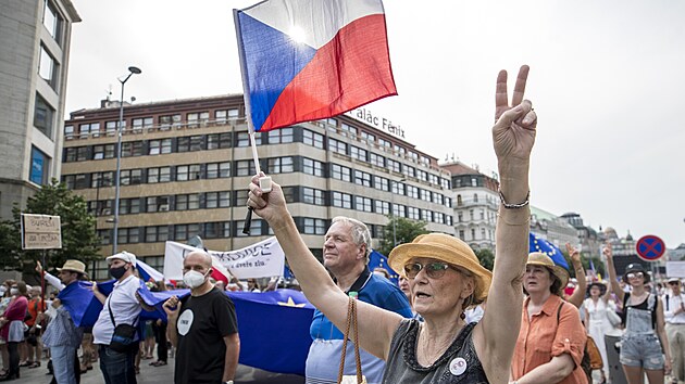 Milion chvilek pro demokracii uspořádal další demonstraci na pražském Václavském náměstí. Na akci s názvem Jdeme do finále: NECOUVNEME! přišlo asi pět tisíc lidí. (20. června 2021)
