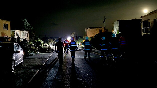 Bouřky a krupobití v Jihomoravském kraji si vyžádaly oběti na životech. V Lužici zasahují hasiči, přehnalo se tudy tornádo. (24. června 2021)